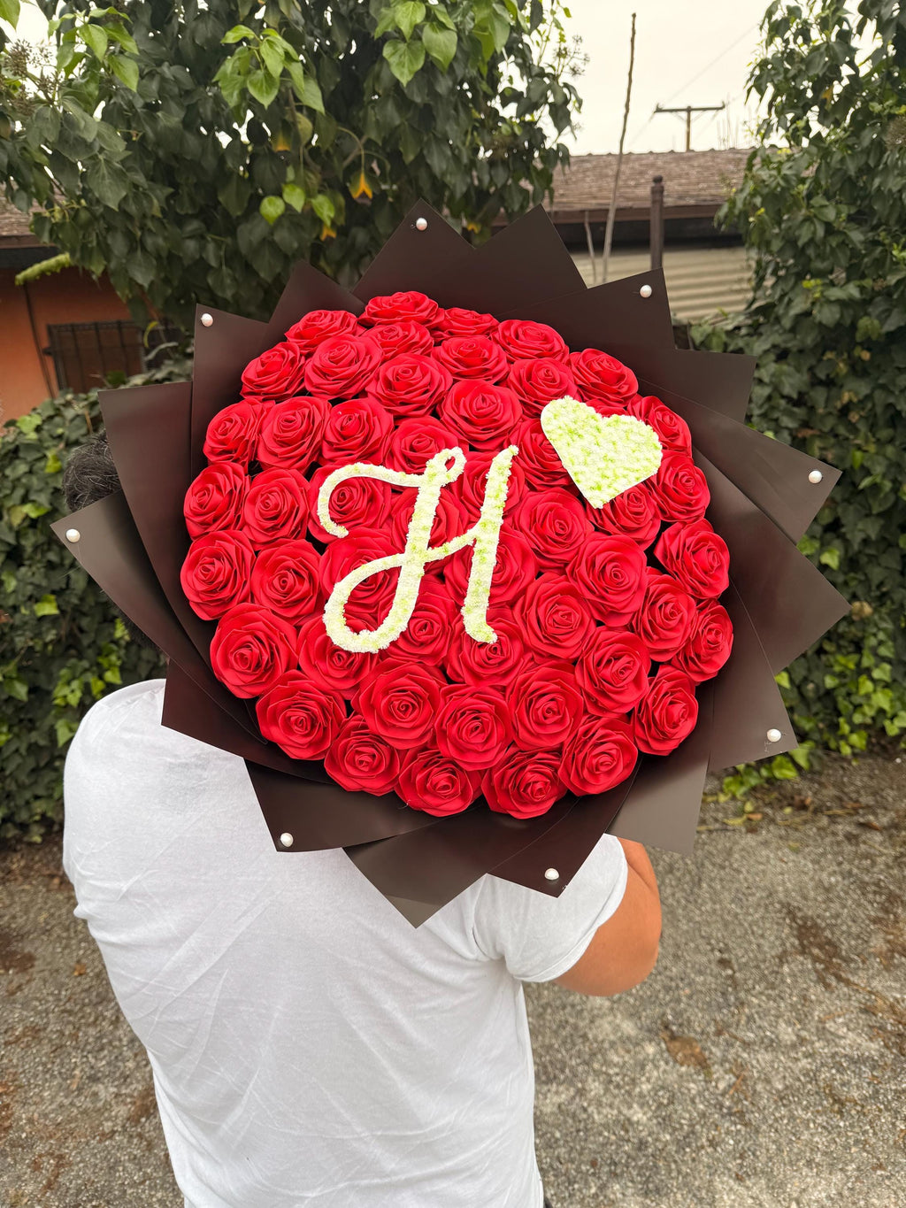 handmade eternal roses with baby breath initial, rosas eternas, forever roses, graduation gift, birthday flowers