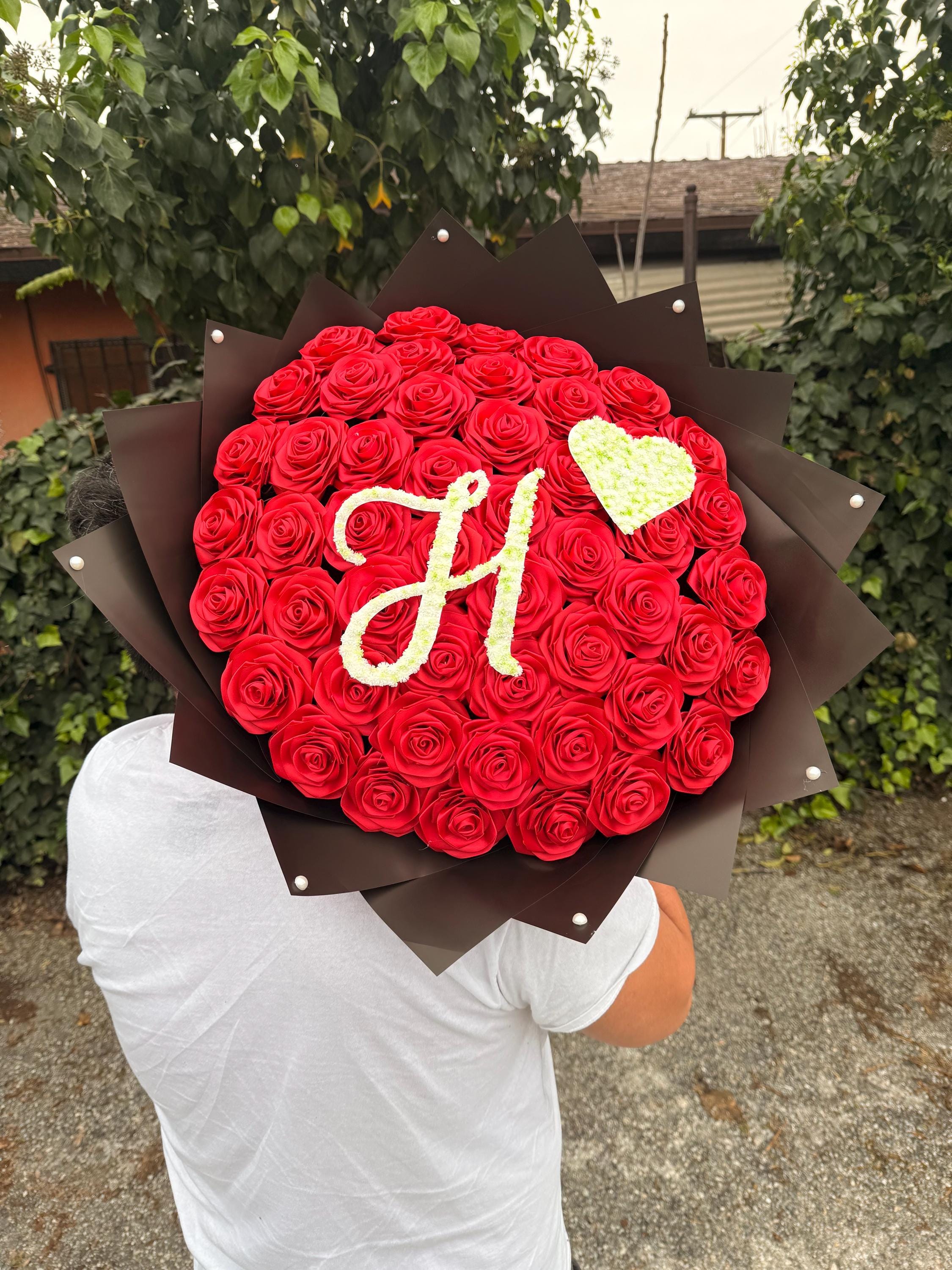 handmade eternal roses with baby breath initial, rosas eternas, forever roses, graduation gift, birthday flowers