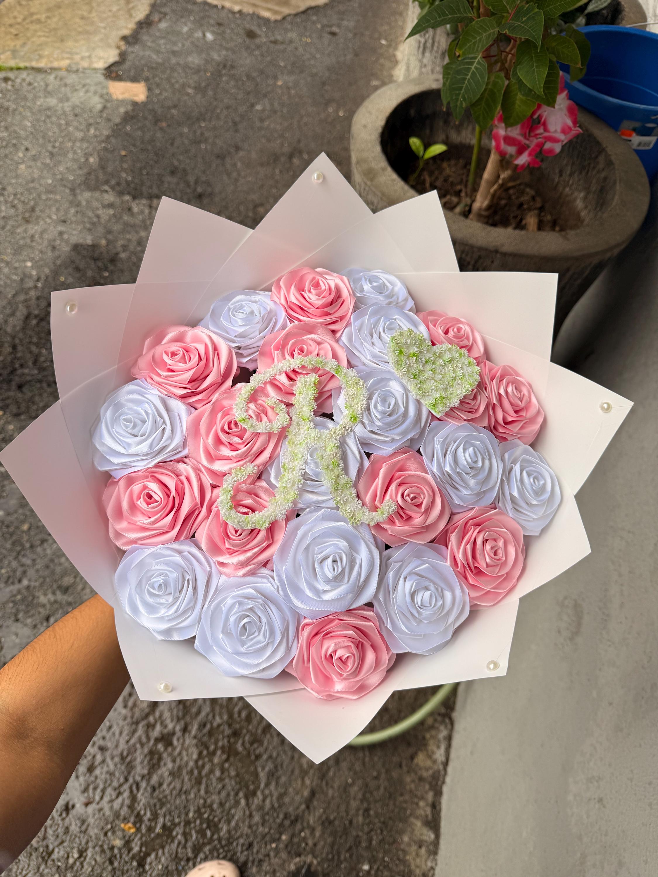 handmade eternal roses with baby breath initial, rosas eternas, forever roses, graduation gift, birthday flowers