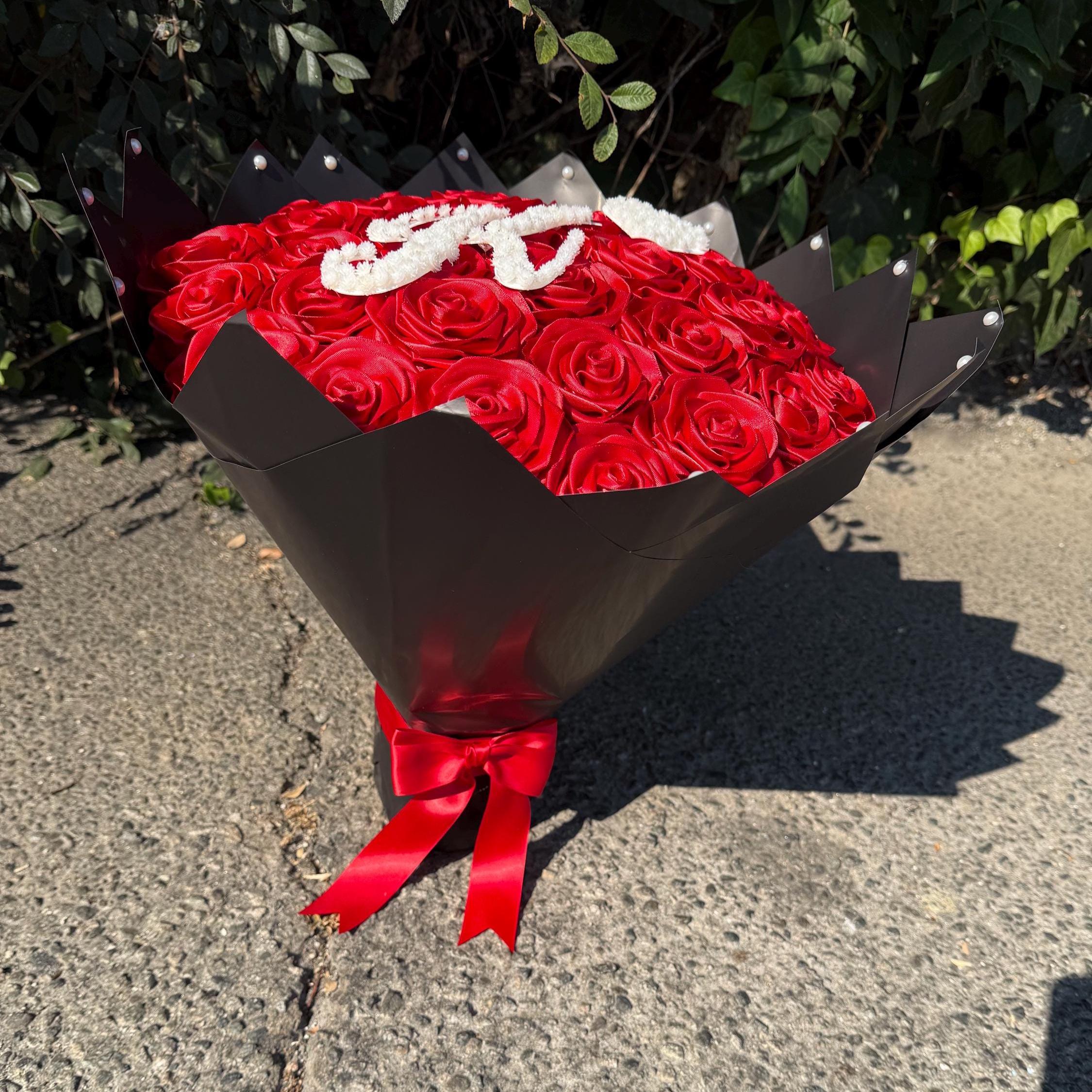 handmade eternal roses with baby breath initial, rosas eternas, forever roses, graduation gift, birthday flowers