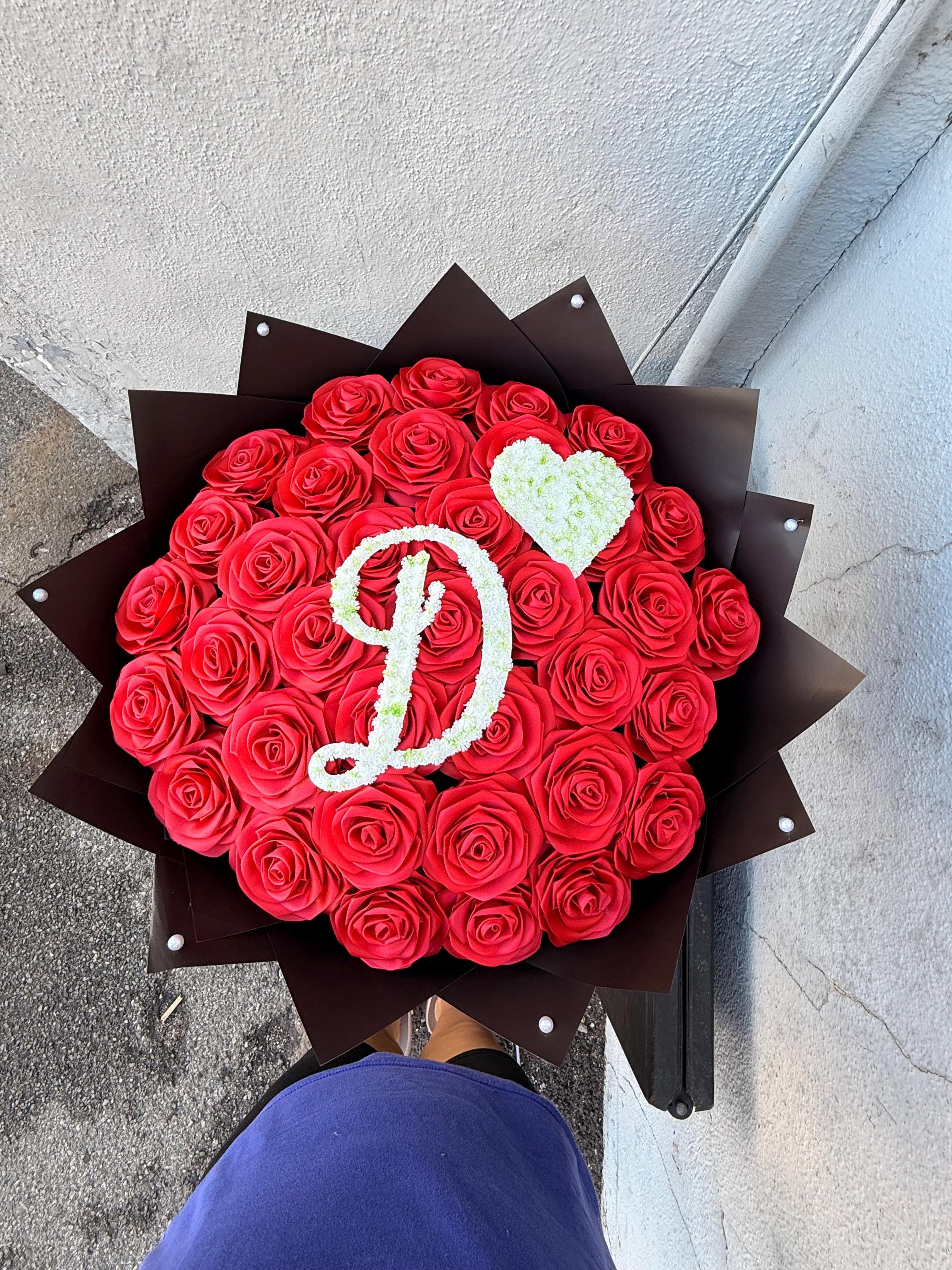handmade eternal roses with baby breath initial, rosas eternas, forever roses, graduation gift, birthday flowers