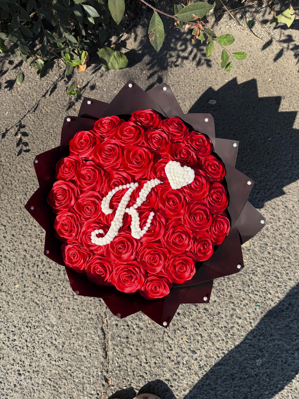 handmade eternal roses with baby breath initial, rosas eternas, forever roses, graduation gift, birthday flowers