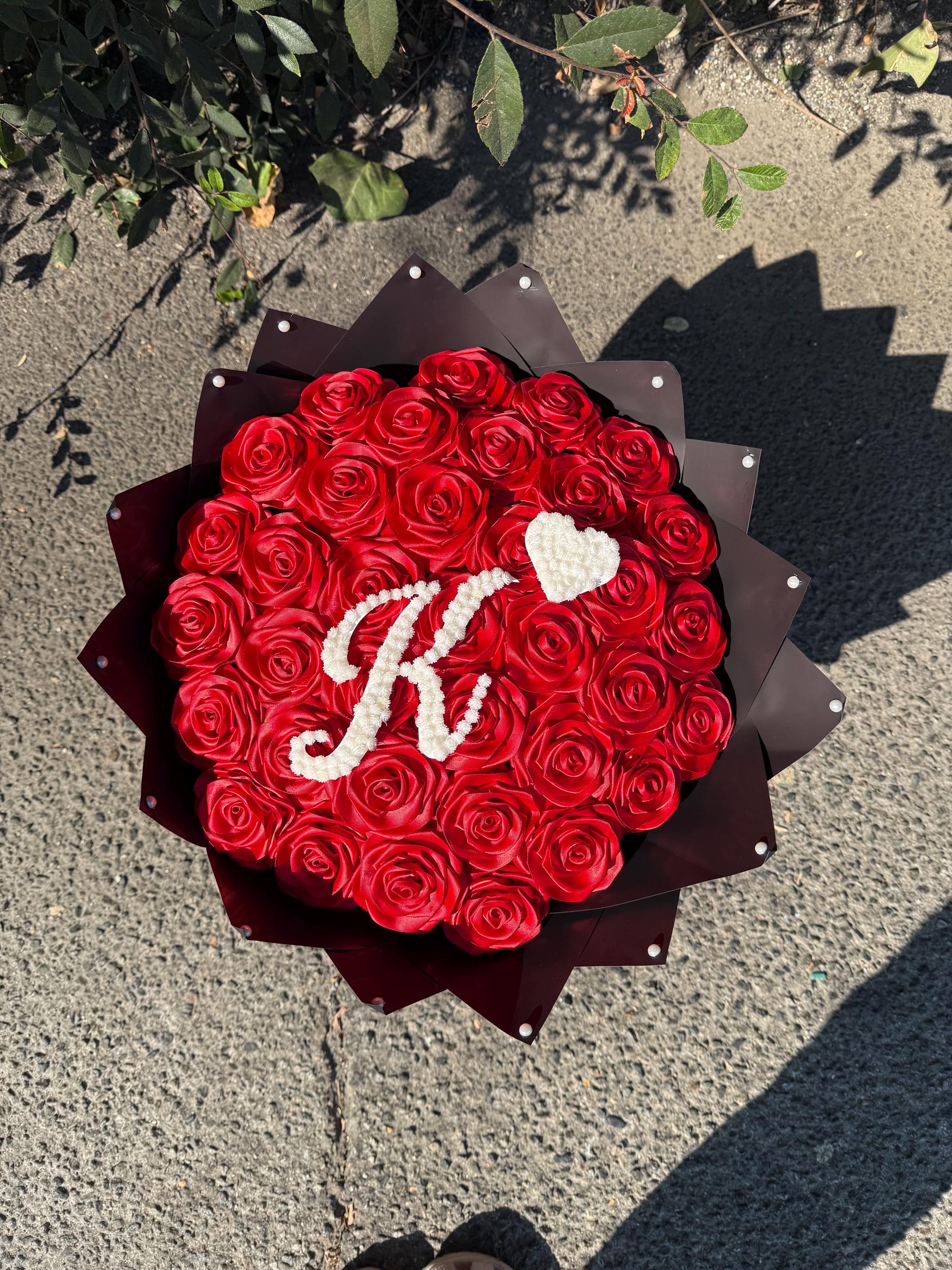 handmade eternal roses with baby breath initial, rosas eternas, forever roses, graduation gift, birthday flowers