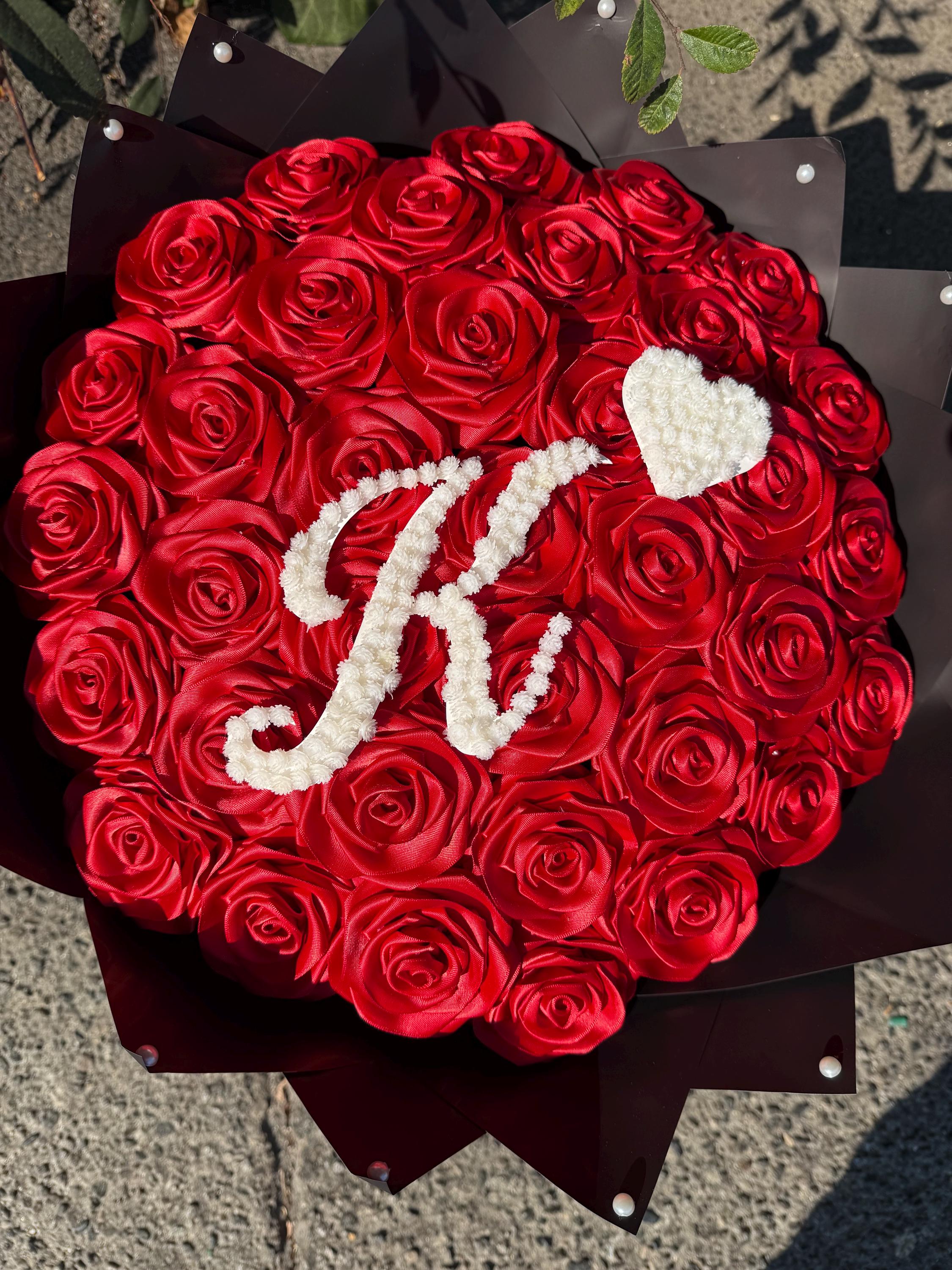 handmade eternal roses with baby breath initial, rosas eternas, forever roses, graduation gift, birthday flowers