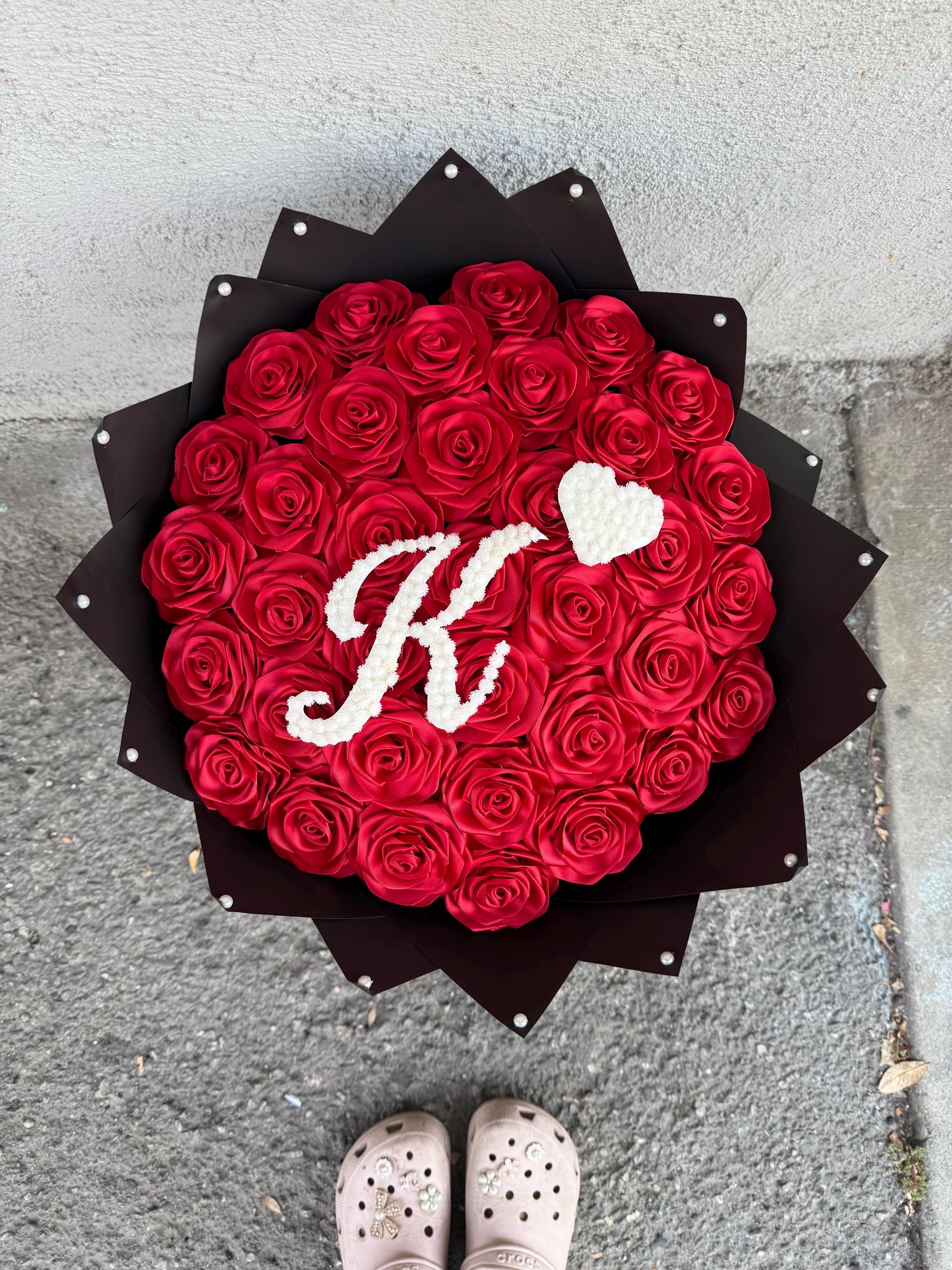 handmade eternal roses with baby breath initial, rosas eternas, forever roses, graduation gift, birthday flowers