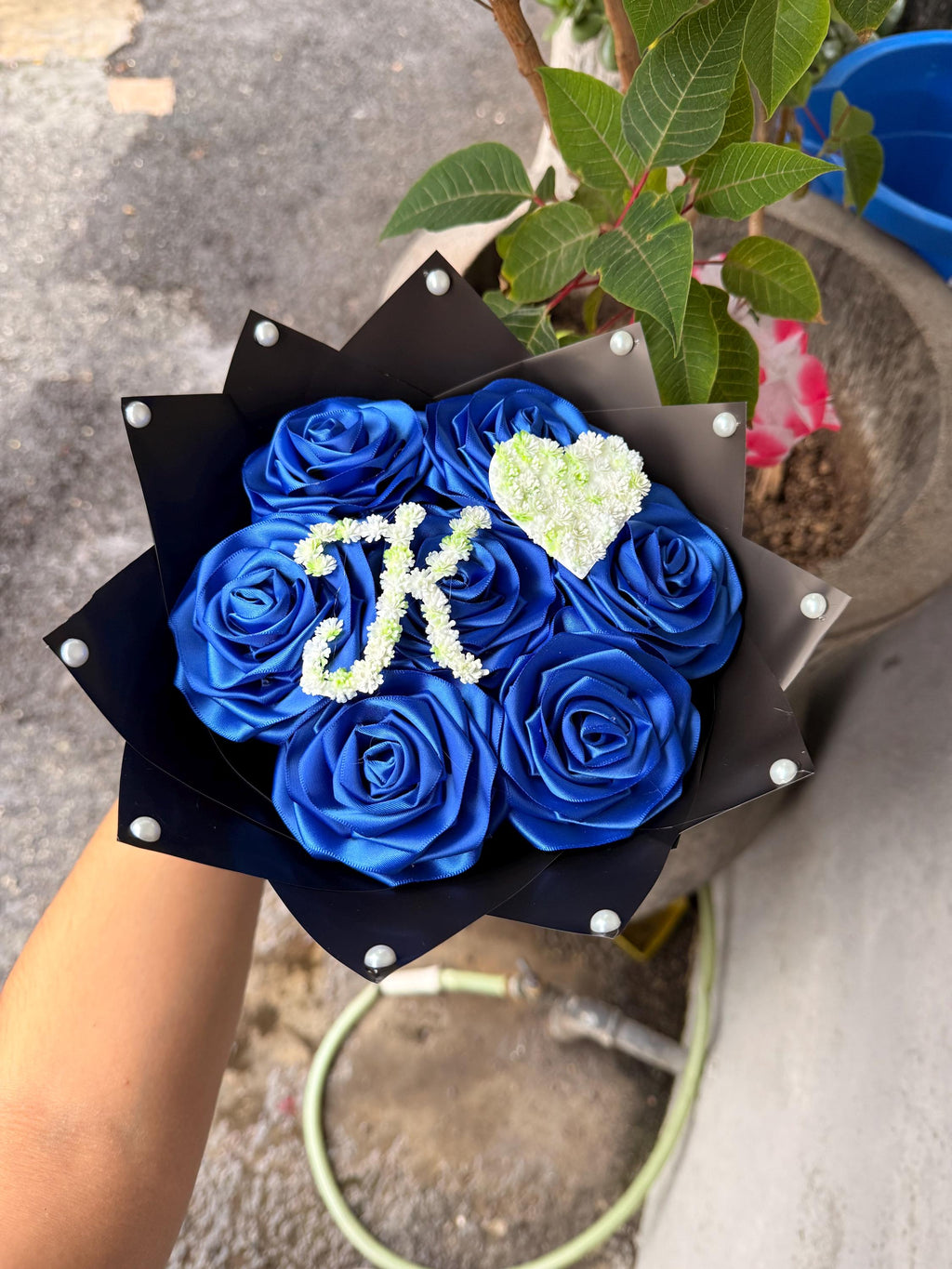 handmade eternal roses with baby breath initial, rosas eternas, forever roses, graduation gift, birthday flowers