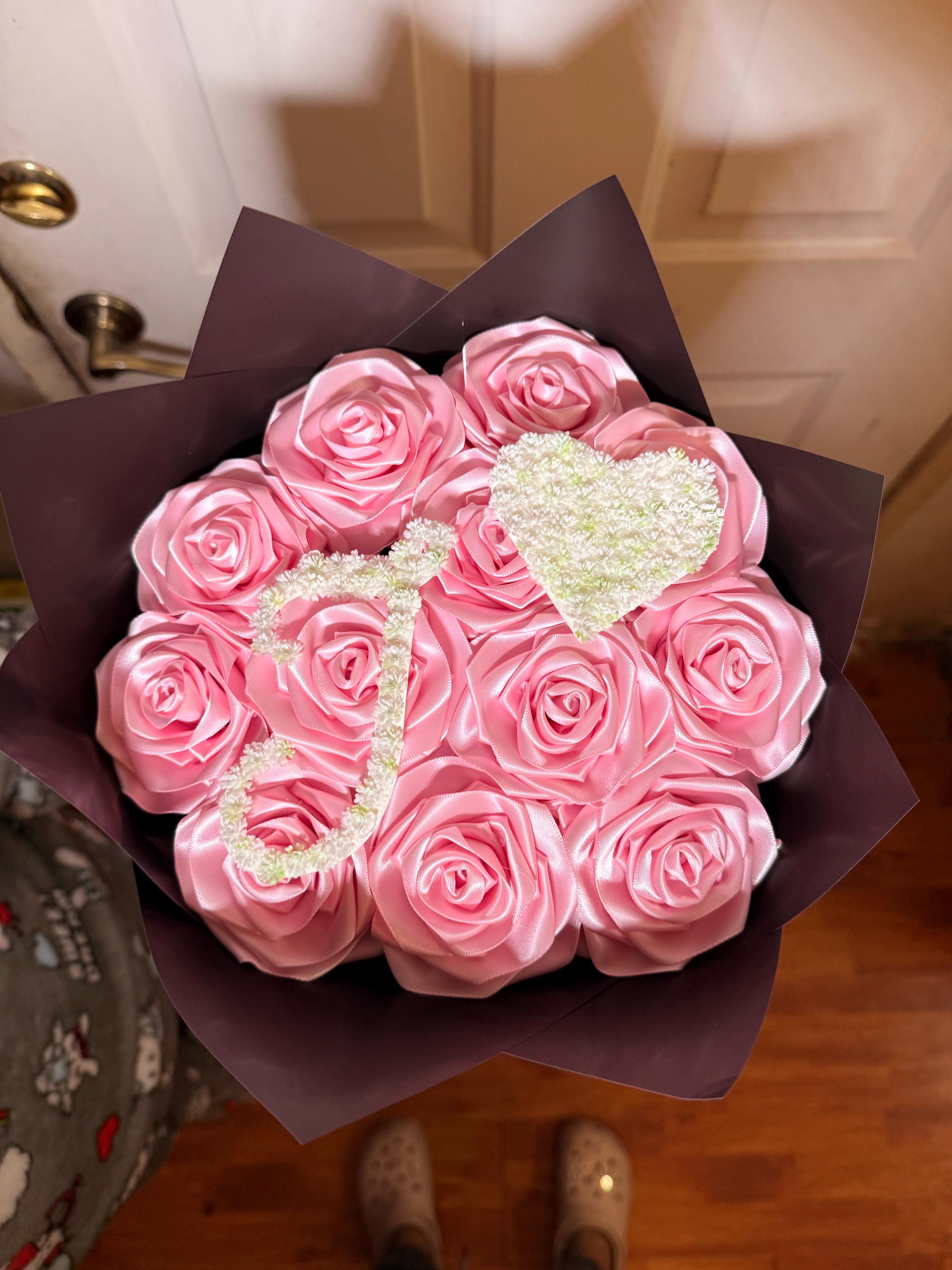 handmade eternal roses with baby breath initial, rosas eternas, forever roses, graduation gift, birthday flowers
