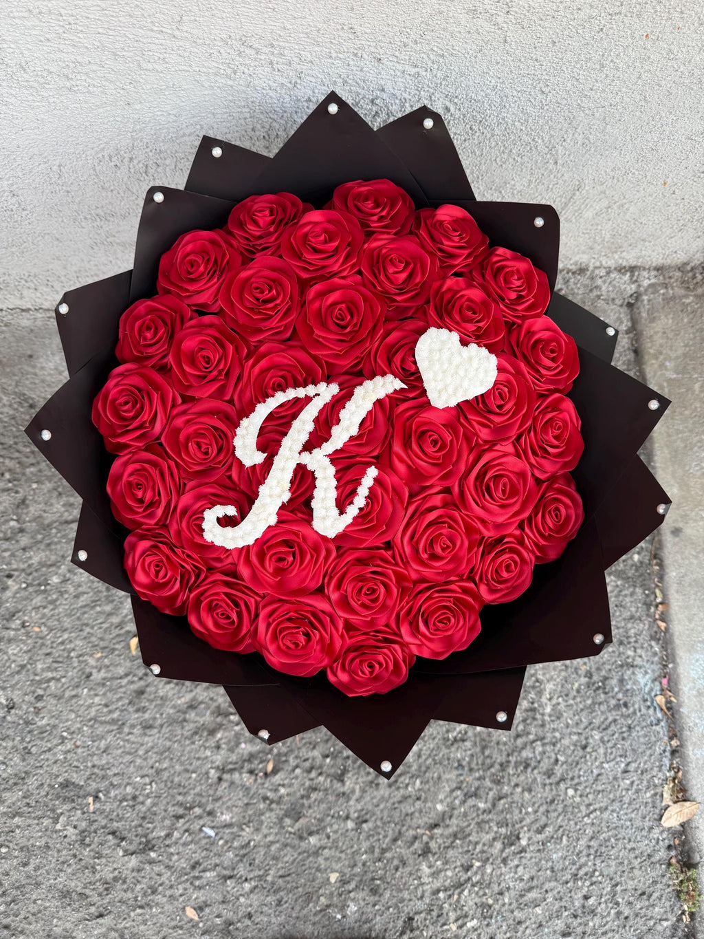 handmade eternal roses with baby breath initial, rosas eternas, forever roses, graduation gift, birthday flowers