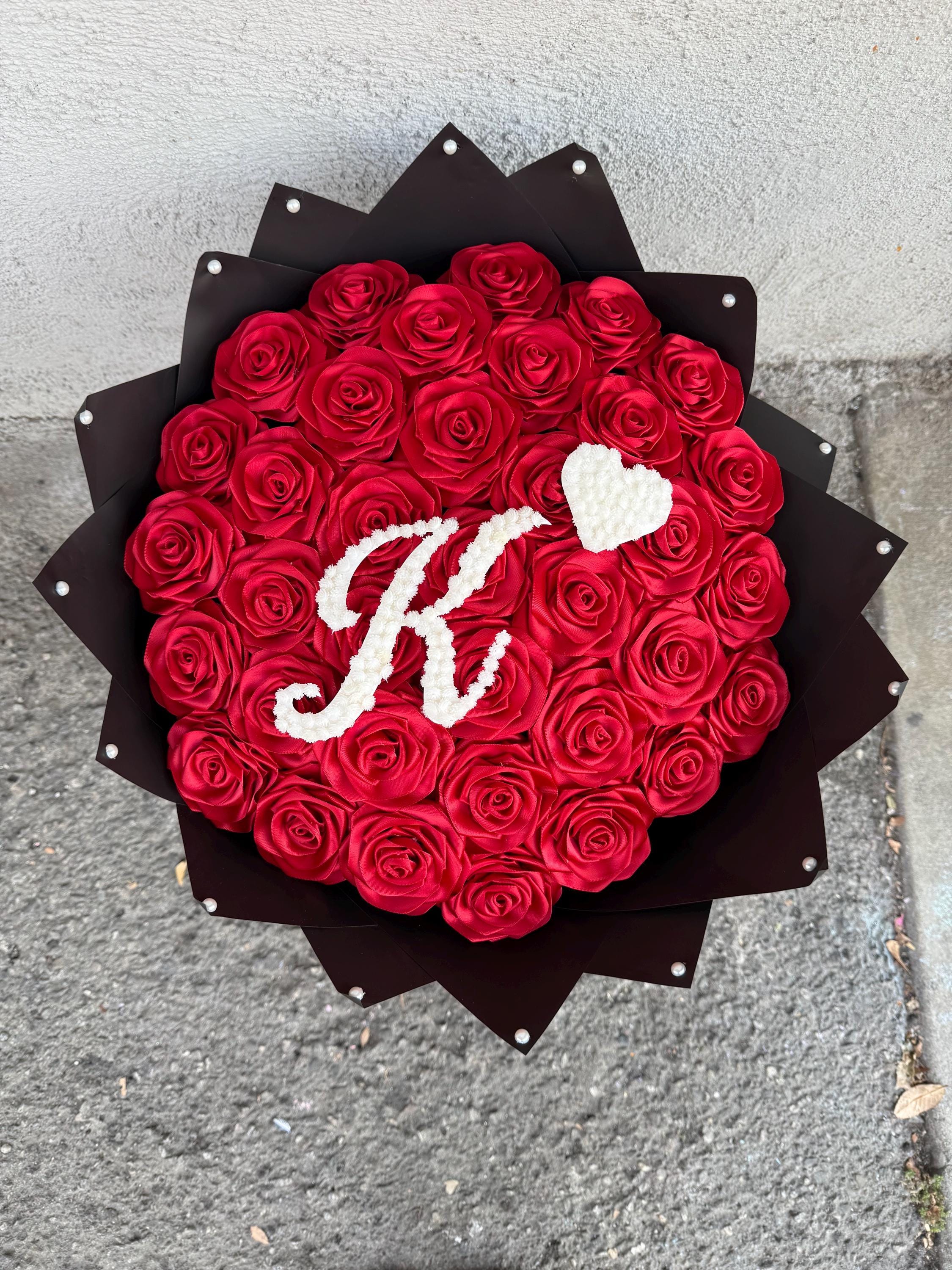 handmade eternal roses with baby breath initial, rosas eternas, forever roses, graduation gift, birthday flowers